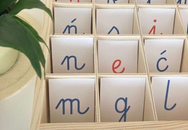 Czym jest ruchomy alfabet Montessori?